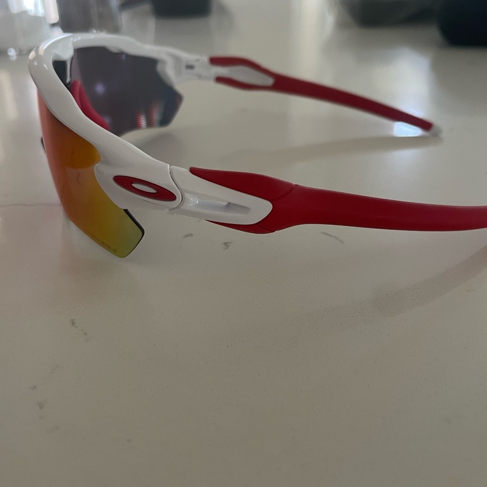 Oakley - Picture 4 of 4